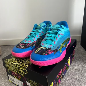 Färgglada Puma sneakers Stewie 3 - Unika Puma Stewie 3 sneakers med galet färgglad design i blått, rosa och neon-gult. Skorna har snörning, mönstrad ovandel och coola detaljer på sulan. Perfekta för dig som vill sticka ut med din stil och älskar sneakers med attityd.