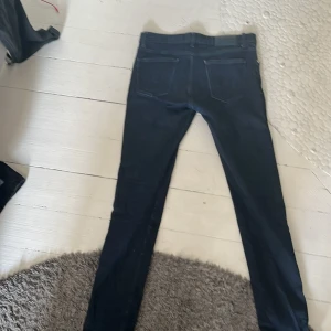 Mörkblå  jeans J.Lindeberg - Snygga mörk blåa j.lindberg jeans använder inte längre så säljer pga det dem är knappt använda då jag ej använder smalare passform jeans längre pris kan diskuteras och dem är nästan helt oanvännda 9/10 kvalitet 