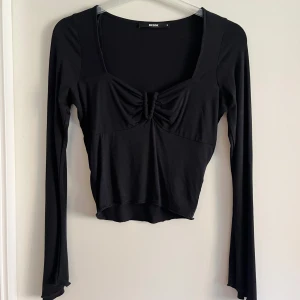 Långärmad topp - Oanvänd, svart tröja med fyrkantig halsringning och långa, utsvängda ärmar! Super mjukt och flowy material i viskos som sitter figurnära fram tills slutet av ärmarna. Sann till sin storlek och stretchigt material. Lagom croppad i magen, den hamnar precis över naveln på mig (är 174 cm). Det är bara att skriva om du har några funderingar! <3