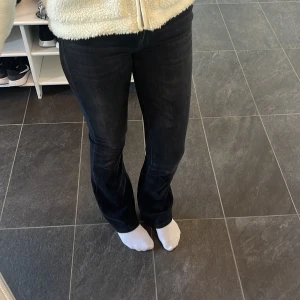 Svarta bootcut jeans från ONLY XS - Snygga svarta jeans från ONLY i bootcut-modell. Dom är stretchiga i materialet och är mid waist. Storlek XS/32. 