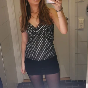 Prickig halterneck topp - Säljer en super snygg prickig halterneck topp! Den är i storlek xs och sitter jätte bra, funkar perfekt som festtopp❤️