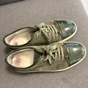 Olivgröna sneakers från Lanvin - Snygga olivgröna lanvins, bra skick, otvättade men vi fixar det, en liten defekt på ena baksidan av skon men inget märkvärdigt, skriv dm om frågor.