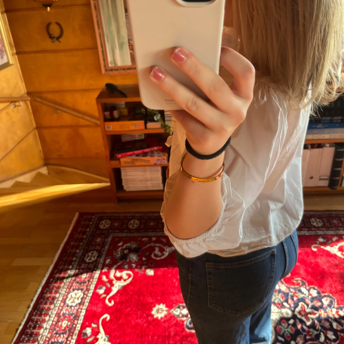 Vit blus med puffärm och rosetter - 2