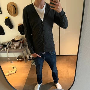 Massimo dutti cardigan  - Hej, säljer den här riktigt snygga Massimo dutti cardiganen | skick 9/10 | stolek S modellen på bilden är 182 | (skicka dm för frågor eller fler bilder) 
