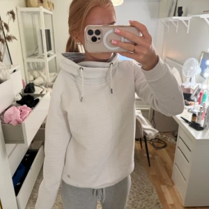 Vit polotröja  - Superskön polotröja i ett ”hoodie” material❣️ storlek M från Marine Classic ❣️❣️tröjan är ljusgrå inuti !!