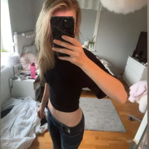 Gina tröja - Svarta tröja som är ihopdragen vid magen/ scrunchad vis kanterna (se sista bild) Den är i storlek xs och använd 2 gånger💕