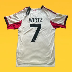 Wirtz Liverpool tröja 25/26 - Wirtz Liverpool tröja 25/26 | Storlek M | Skicket är 10/10 Helt ny med tagsen kvar | Player version | Skriv vid frågor eller funderingar