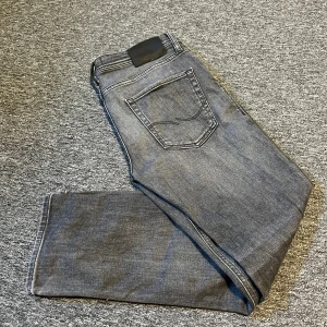 Gråa jeans jack & Jones - Gråa regular fit jeans från Jack&Jones modellen heter Regular/Clark, de har storlek W29 L30. Sparsamt använda och i hyfsat fint skick som man kan se på bilderna. Mvh