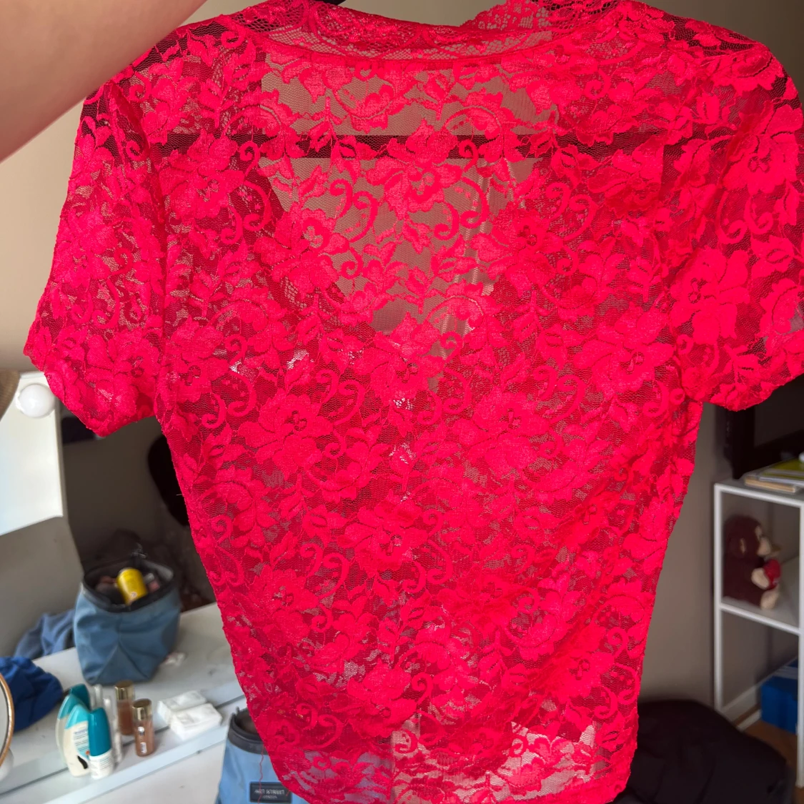 Röd spetsblus med v-ringning - 2