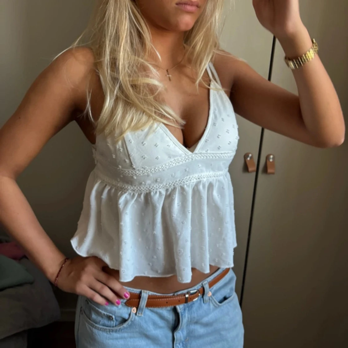 Vit ärmlös linnetopp med spetsdetaljer - 3