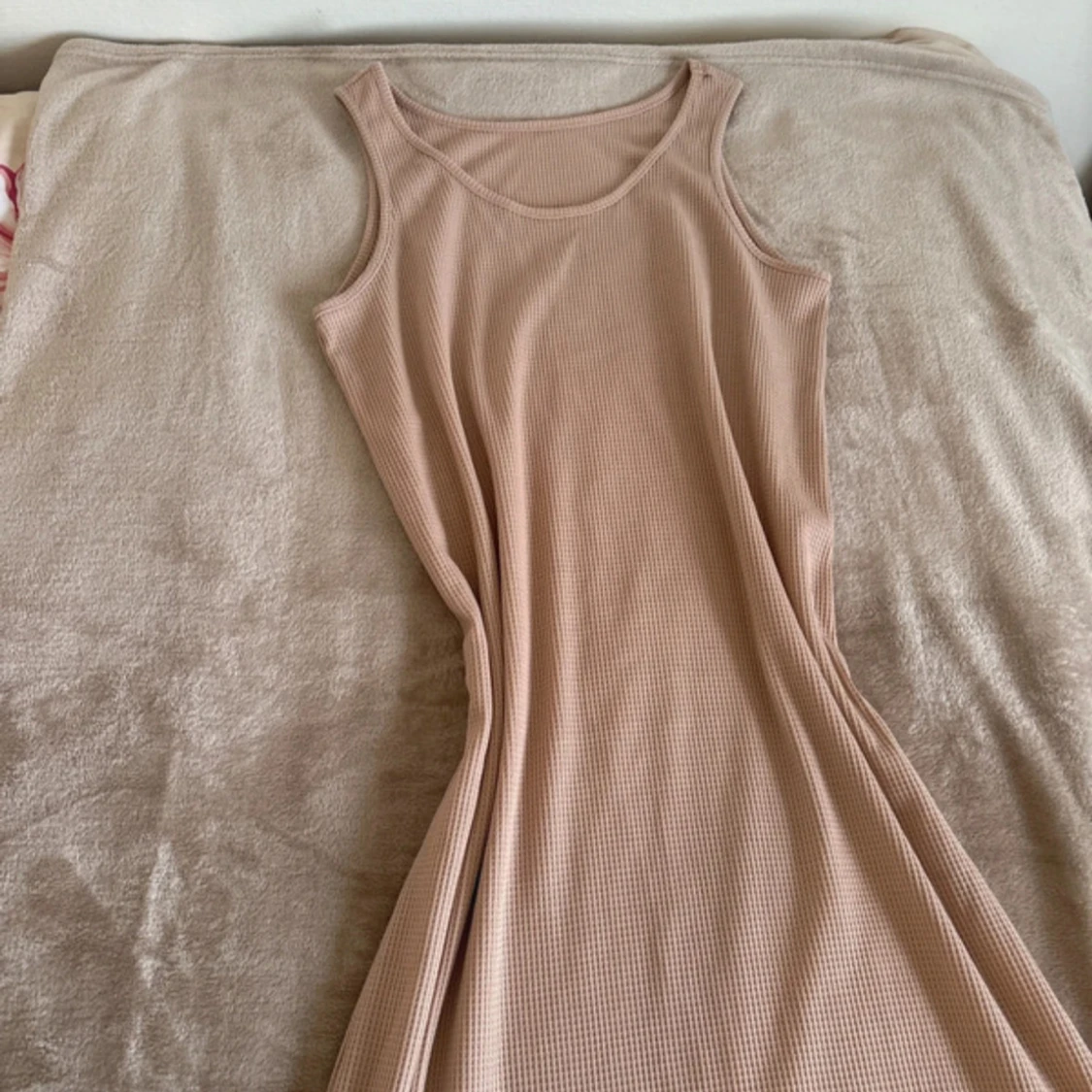 Beige ribbad långklänning - 1