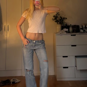 Brandy Melville ljusrosa topp - Bomulls T-shirt ifrån brandy Melville som är lite genomskinlig. Jätteskön. Absolut aldrig använd.