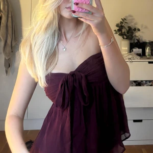 Vinröd fest topp med rosett - Skit snygg aldrig använd ifrån Nelly