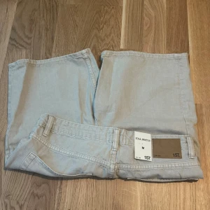 Ljusbeige shorts från 157 - Snygga ljusbeige shorts från 157 med klassisk femficksdesign och bälteshällor. Modellen har dragkedja och knapp framtill, raka ben och en chill passform. Perfekta för varma dagar och enkla att matcha med din favorit-t-shirt.