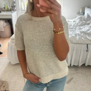 Stickad T-shirt med glitter - Festligare skit snygg T-shirt som aldrig kommit till användning.