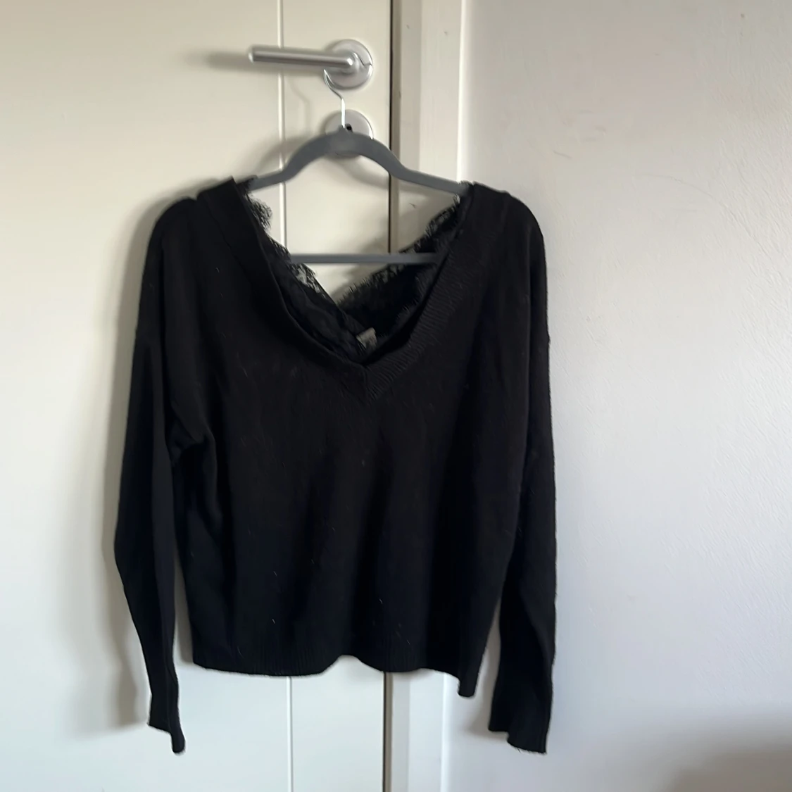 Svart stickad tröja med spetsdetalj - 1