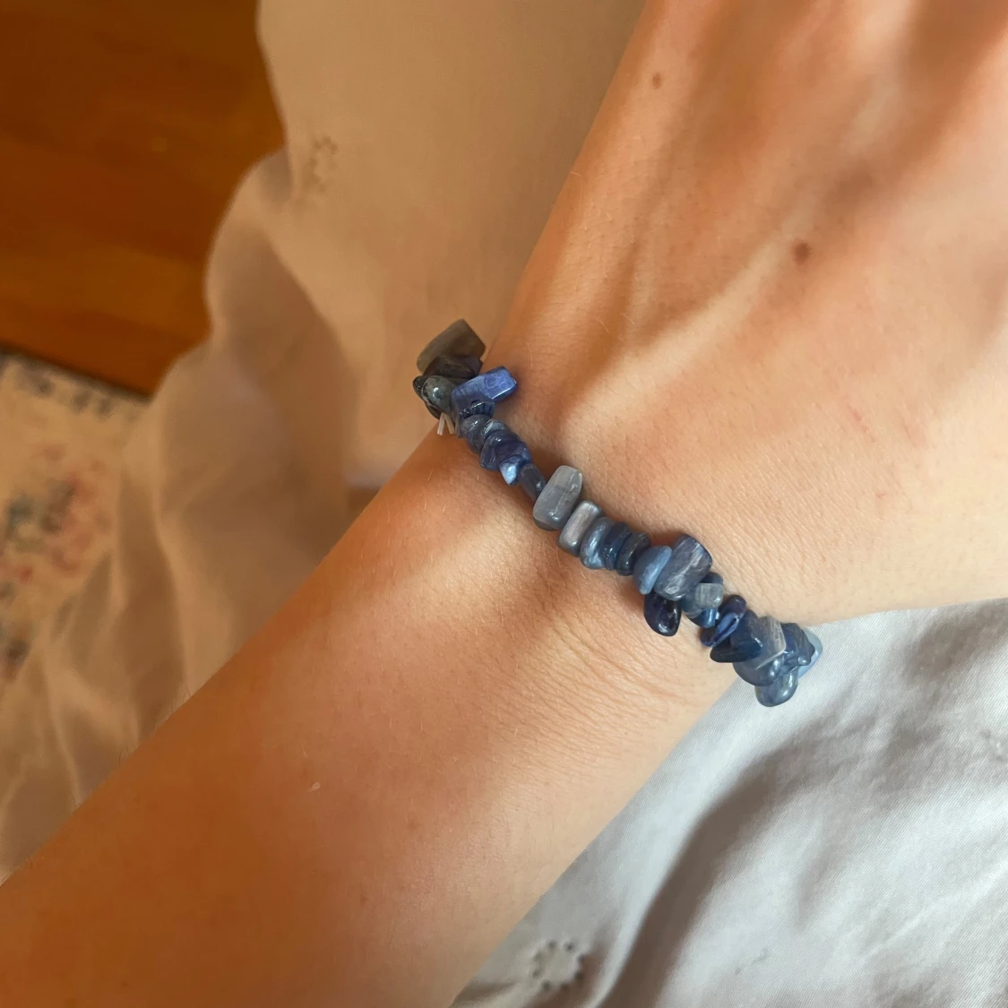 Två stenchipsarmband i lila och blått - 4
