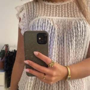 Vit spetsblus med volangärmar - Säljer en söt vit blus i spets med volangdetaljer 