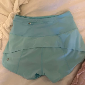 Lululemon shorts - Söta blå träningsshorts från lulu i strlk 2 vilket motsvarar typ XS🩵