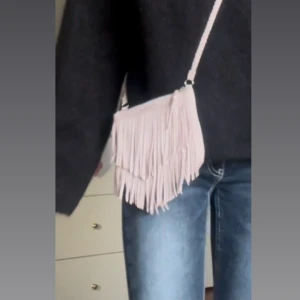 Rosa axelväska med fransar  - Supersöt ljusrosa axelväska i bra skick vet inte märket 💗