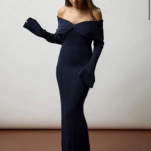 Mörkblå klänning - Lång, mörkblå, ribbad klänning från NAKD. Offshoulder. Ny med prislapp. Är storlek xs.