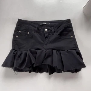 Svart omsytt volangkjol från Bik Bok - En egen sytt jeans volangskjol! Super trendigt också🥰 Använder den inte för att den e lite för kort i min smak men om du är en person som älssskkkaaarr mini skirts så garanterar jag att du kommer älska den!❤️ S i storleken men är också jätte stretching i midjan!