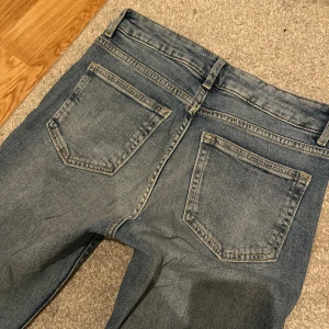 Blåa jeans  - Blåa jeans från H&M divided. De är midwaist och ganska rak modell i benen. Mått: - lapp EU 34  - Midja tvärs över 34 cm  - Innebenslängd 77/78 cm  - Midjehöjd 23 cm  - Benvidd längts ned 22,5 cm 💕 (se bild 3, vad jag ser står det EU 34 på lappen men är inte helt 100 % säker) 💕
