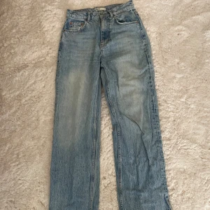  Raka jeans med slits - Högmidjade ljusblå jeans från Gina Tricot med raka ben och slits nertill. Storlek 34. 