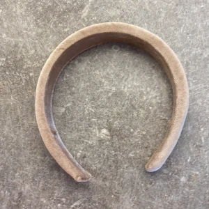 Beige vadderat diadem i sammet - Snyggt och trendigt beige diadem med vadderad form som ger volym. Diademet är klätt i mjuk sammet som ger en lyxig känsla och passar perfekt för att lyfta vilken outfit som helst. Enkel att matcha och bekväm att bära hela dagen.