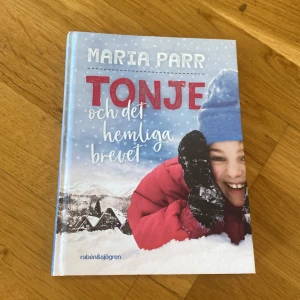 Tonje och det hemliga brevet - En fartfylld och vintermysig bok om Tonje, det enda barnet i Glimmerdalen. Med snö, äventyr och hemligheter passar den perfekt för unga som gillar spänning och vänskap i fjällmiljö.