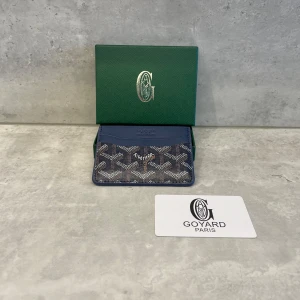 Goy4rd plånbok - En blå plånbok från Goy4rd med deras ikoniska grafiska mönster och logga framtill. Snygg design med flera kortfack, perfekt för dig som vill ha stilren och lyxig accessoar i väskan eller fickan. Kommer i original grön ask. För frågor eller fler bilder är de bara att skriva. Pris kan diskuteras!