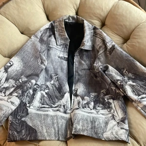 Tunn jacka med konsttryck - Ärmarna är för korta för mig så säljer den istället , fick den som present passar som S/M