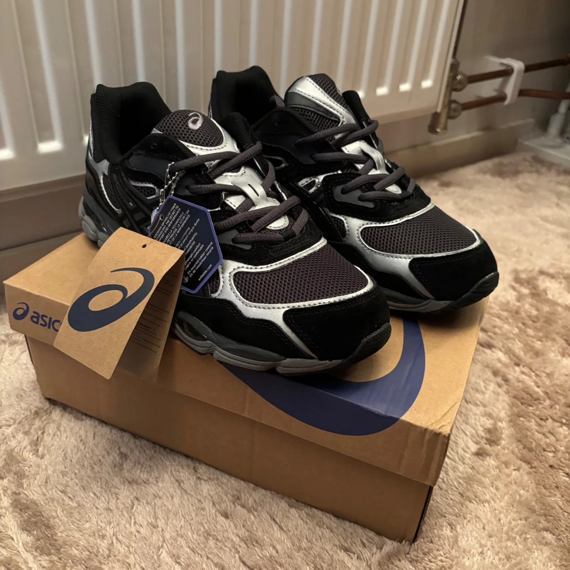 Svarta och silver Asics sneakers strl 45