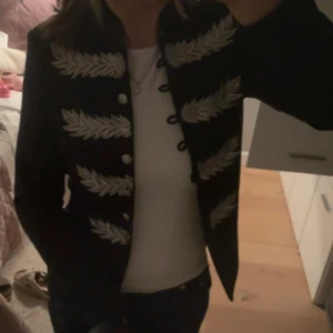 Mörkblå kavaj med broderi - Svin fräck marinblå kavaj med silvriga detaljer framtill💕 säljer den då den tyvärr inte kommit till mer användning än 2 ggr, så väldigt fint skick!💕 Den har knappar så den går att stänga, men även fin öppen tycker jag personligen💕 #cool #kavaj #unik #uppklätt