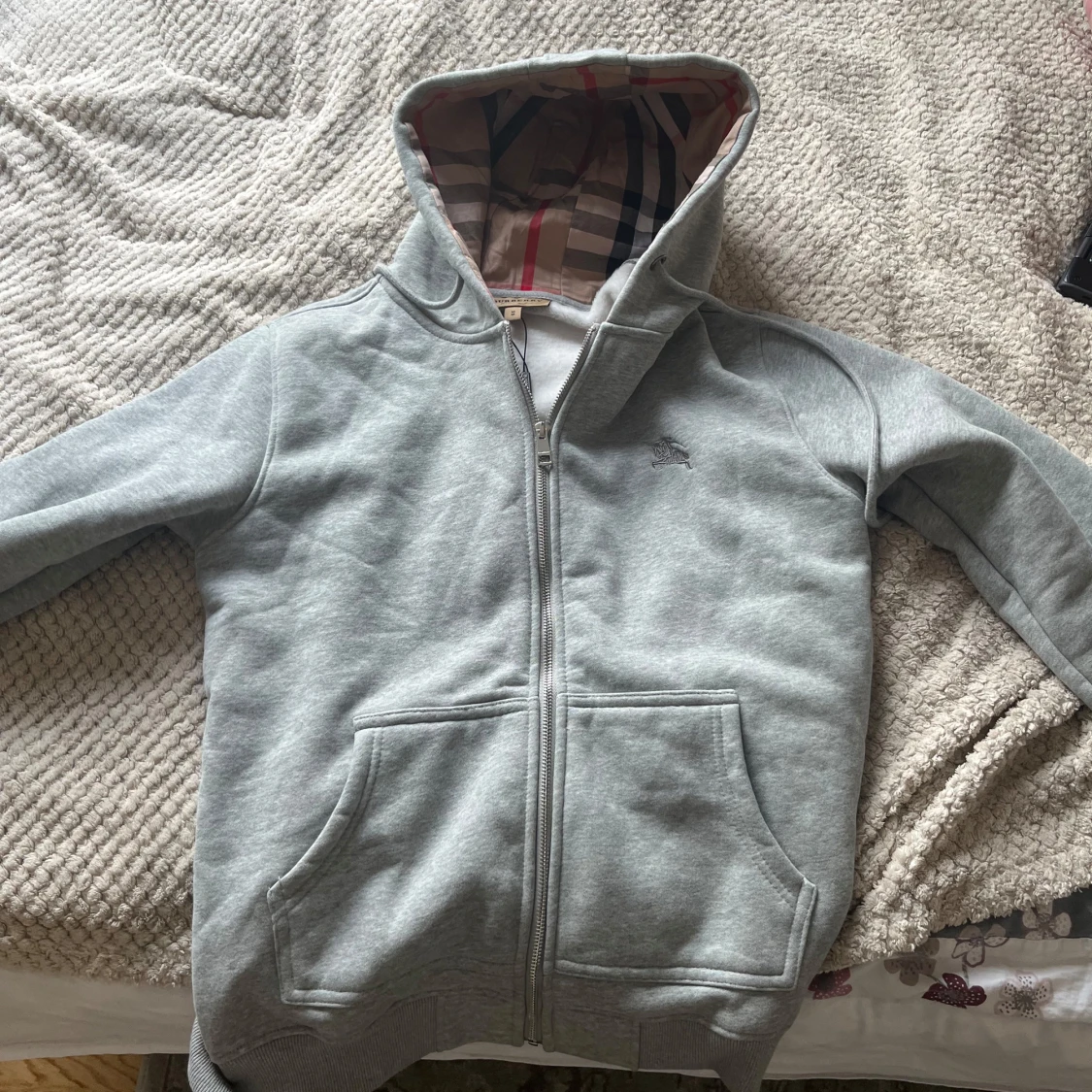 Grå hoodie från Burberry med dragkedja - 1