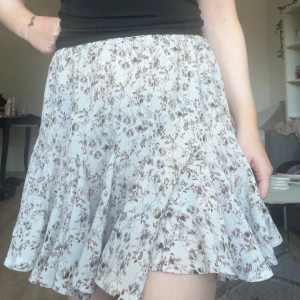 Sommarkjol  - Jätte söt och kort sommarkjol med blommigt mönster. Använd måttligt, fint skick!  Normal i storleken.