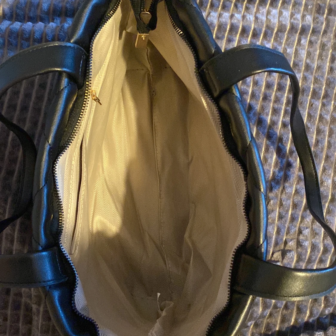 Svart quiltad axelväska i skinnimitation - 1