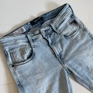 Replay anbass  - Replay anbass - ljusblå - skick 9/10, mycket bra skick! - stl 29/32 - skriv om ni vill ha mått 📏- väldigt snygg färg med en fet slitning på knät! - hör av er vid frågor!🙌