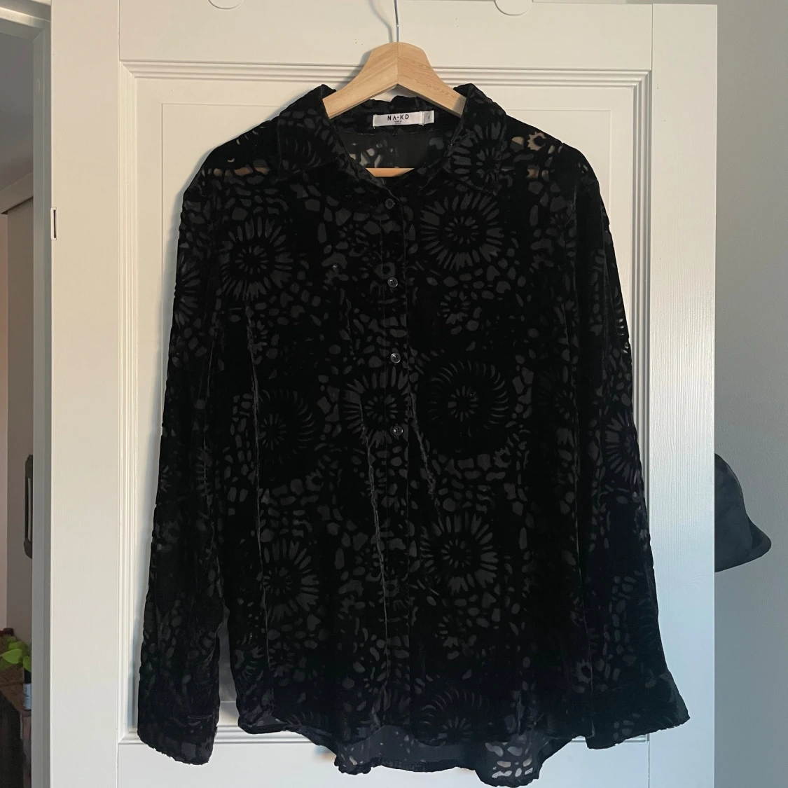 Svart sammetsskjorta från NA-KD