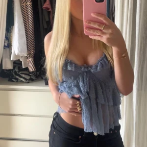 Ljusblå volangig spetslinnetopp - Jättefin sommartopp från Zara, använd 1-2 ggr. Skriv för fler bilder 🫶