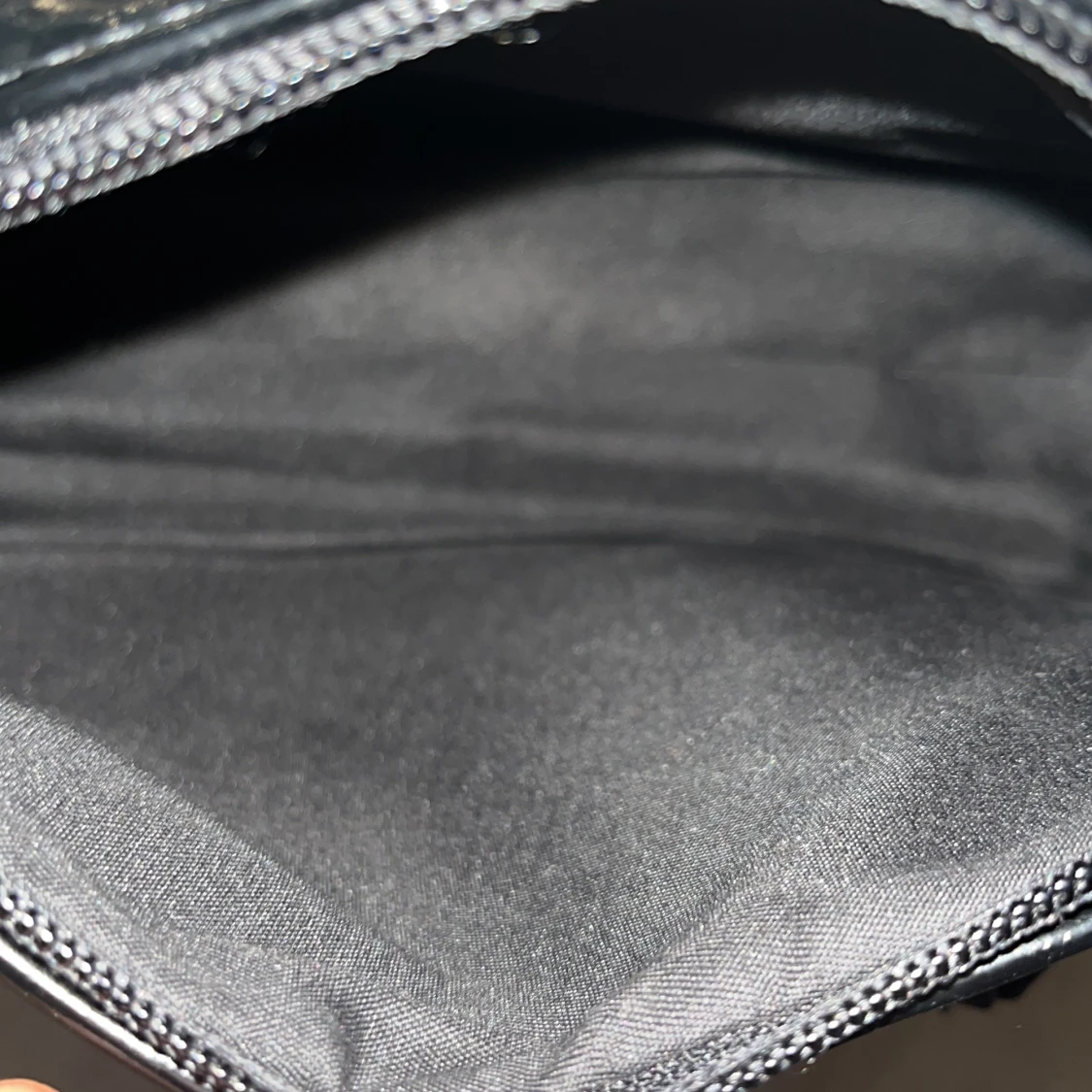 Svart handväska med gulddetaljer - 2