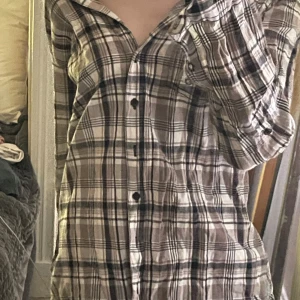 Skjorta - super fin tunn skjorta som passar till de mesta 💞 strl 38 men sitter perfekt oversize på xs-s, skriv för frågor/lägre pris, stryker såklart innan frakt!!