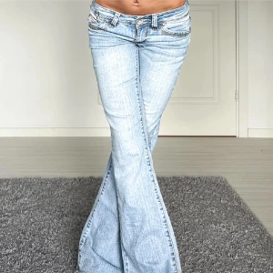 Jeans - Midjemått: 36cm rakt över, innerbenslängd: 82cm 💕