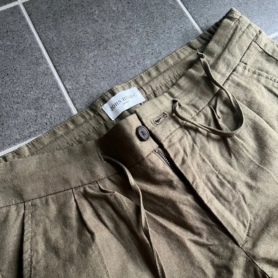 Olivgröna shorts från John Henric - 4