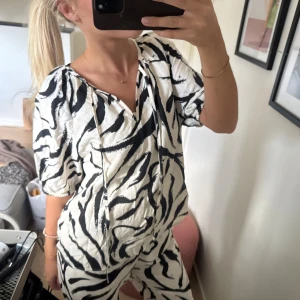 Mönstrat set - Skit snyggt set från Vila, nästintill aldrig använt. Går att köpa byxa/blus för sig om det önskas! 