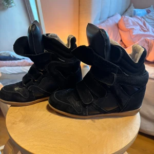 Isabel Marant skor i svart - Isabel Marant skor i svart. Storlek 38. Säljer dessa eftersom dom inte kommer till användning. Skorna är lite använda och därav lite slitna 💞💞Skorna är i Mocka. 