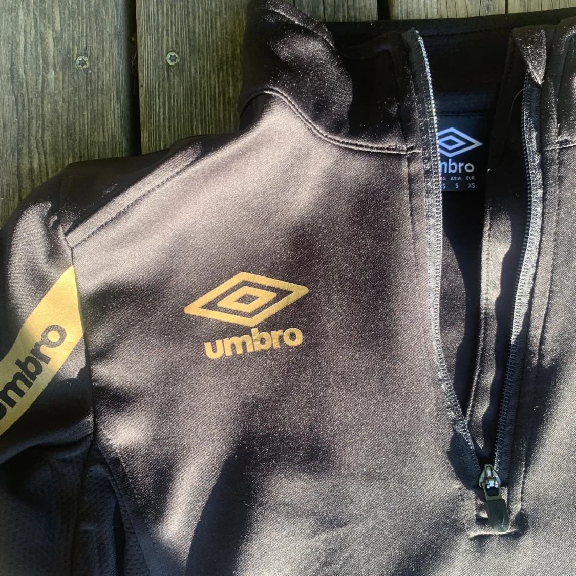 Umbro tröja storlek xs i färgen svart och guld detaljer mycket bra skick! - 1