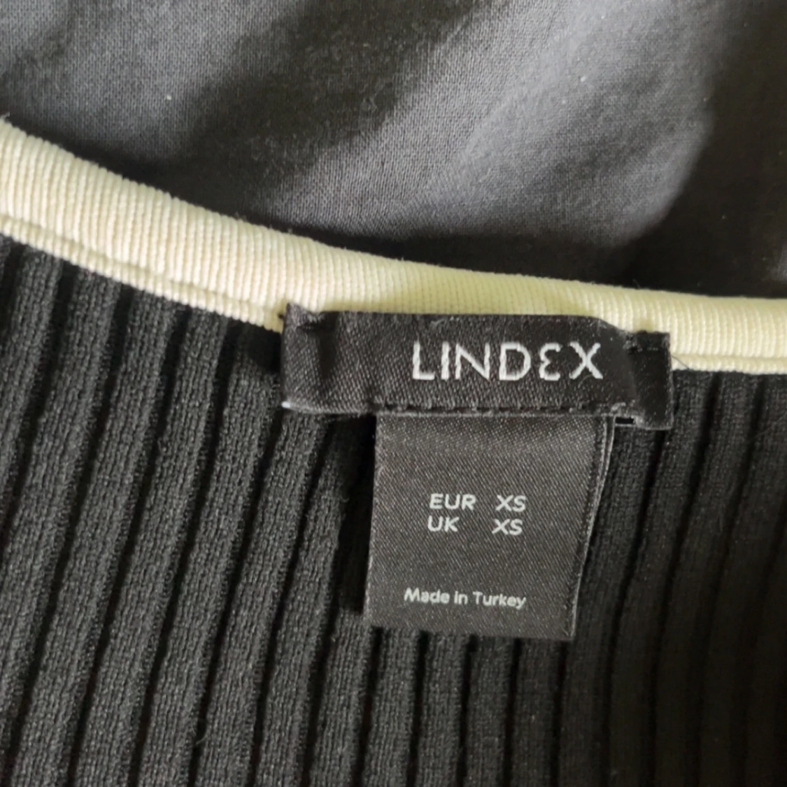Svart ribbad topp från Lindex  - 1