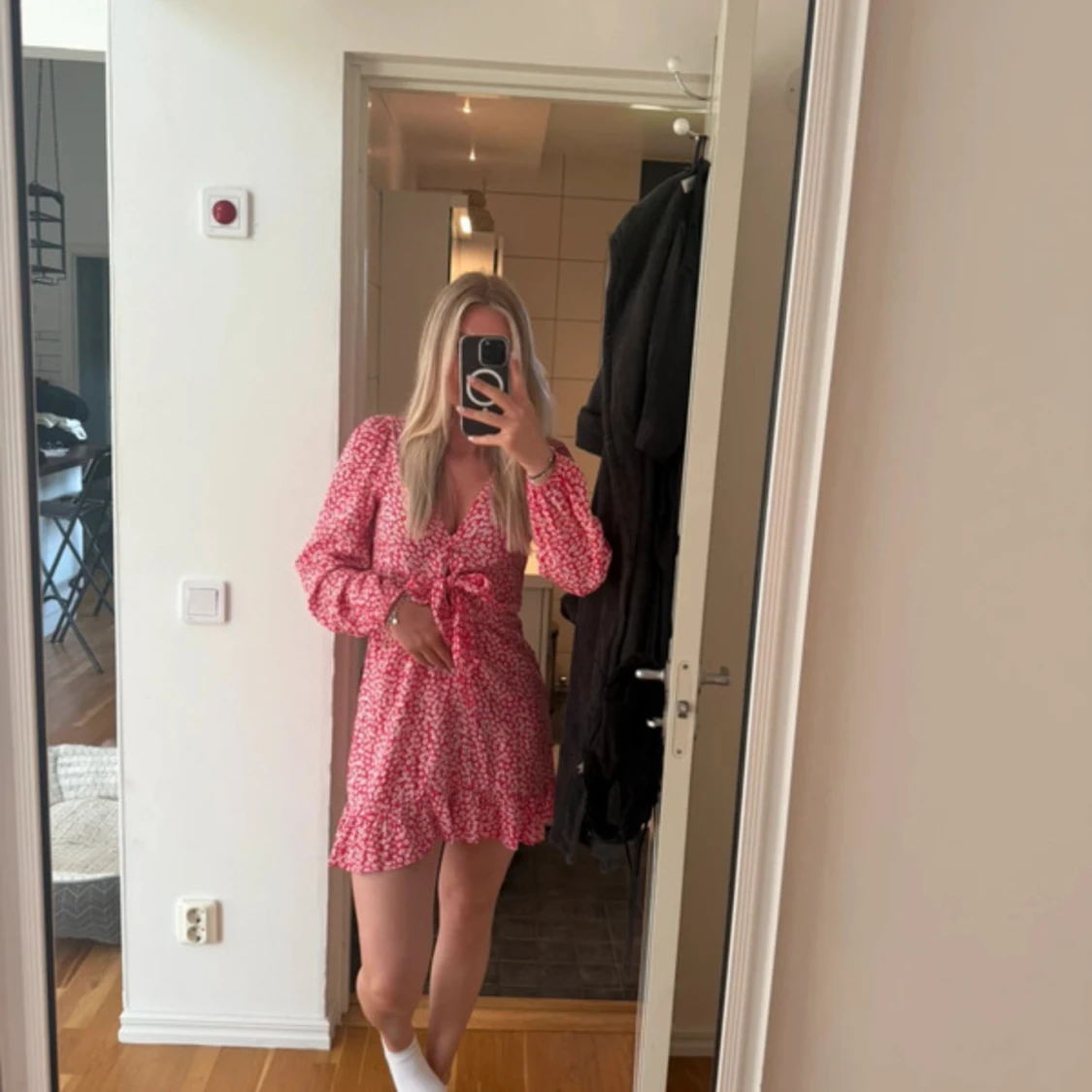 Rosa blommig kortklänning med knyt - 1