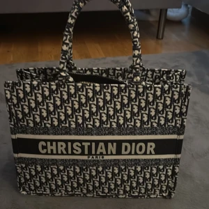 Trendig Tote väska - Säljer en trendig väska , köp!! Till bra pris 💗💗💗